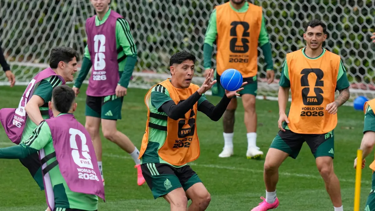 WM 2026 - Mexiko Training: 10.06.2026, Mexiko, Mexiko-Stadt: Fußball: Nationalmannschaft, Mexiko, Training. Mexikos Edson Alvarez fängt einen Ball beim Training vor Mexikos Eröffnungsspiel der FIFA Fussball-Weltmeisterschaft gegen Südafrika. Foto: Fernando Llano/AP/dpa +++ dpa-Bildfunk +++