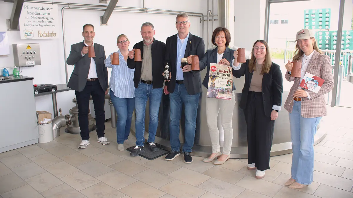 Das Team ist bereit: Markus Hofmeister, Katharina Haizmann (beide Kronenbrauerei), Oberbürgermeister Michael Keßler, Brauereichef Eberhard Haizmann sowie Claudia Beuter, Carolin Wehle und Montserrat Gargallo vom Stadtmarketing.