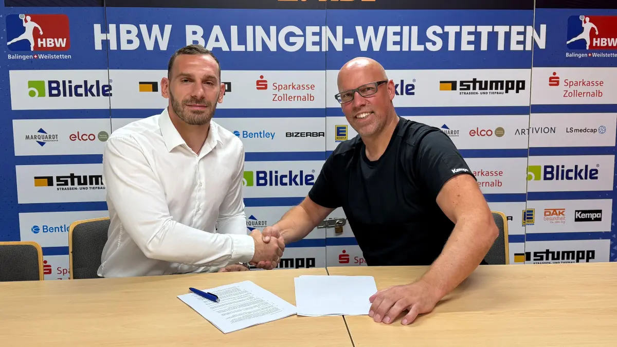 Vladimir Cupara bei der Vertragsunterzeichnung mit HBW-Geschäftsführer Axel Kromer