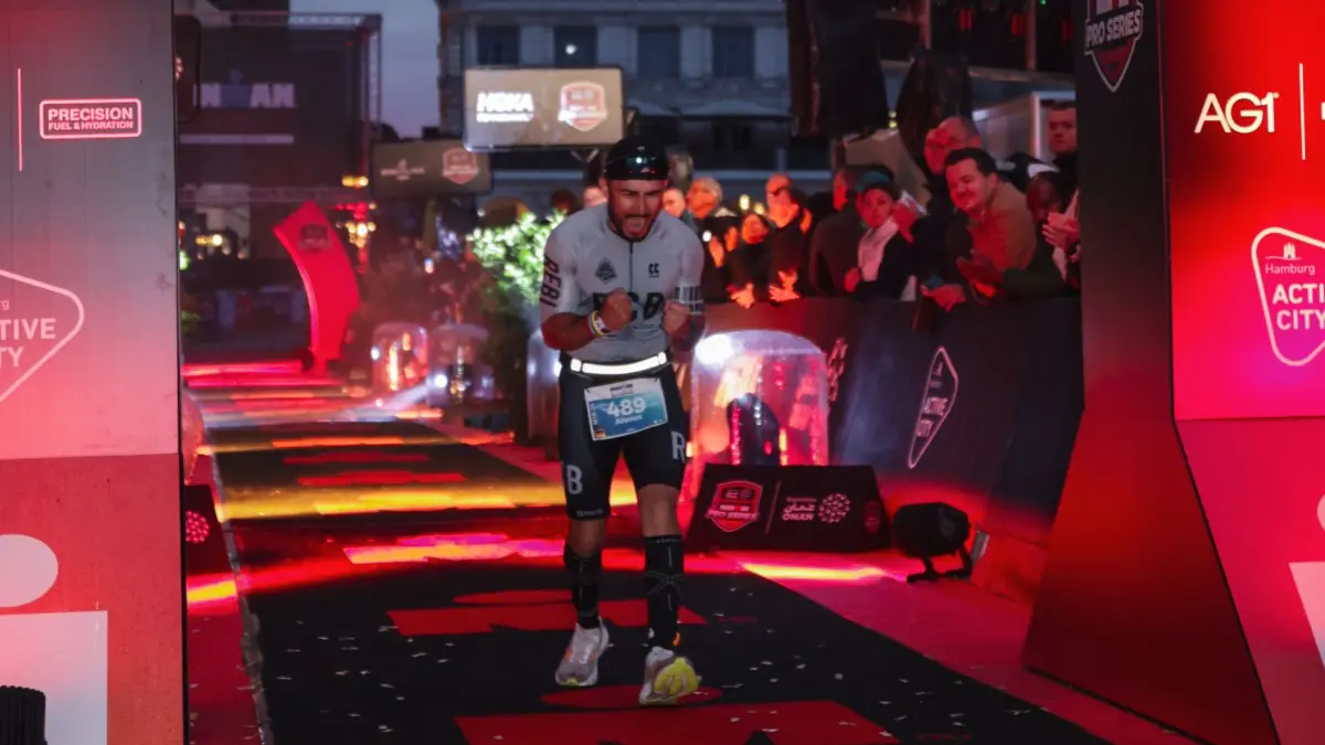 Ahmet Simsek aus Albstadt hat beim Ironman in Hamburg mitgemacht. Hier beim Zieleinlauf.