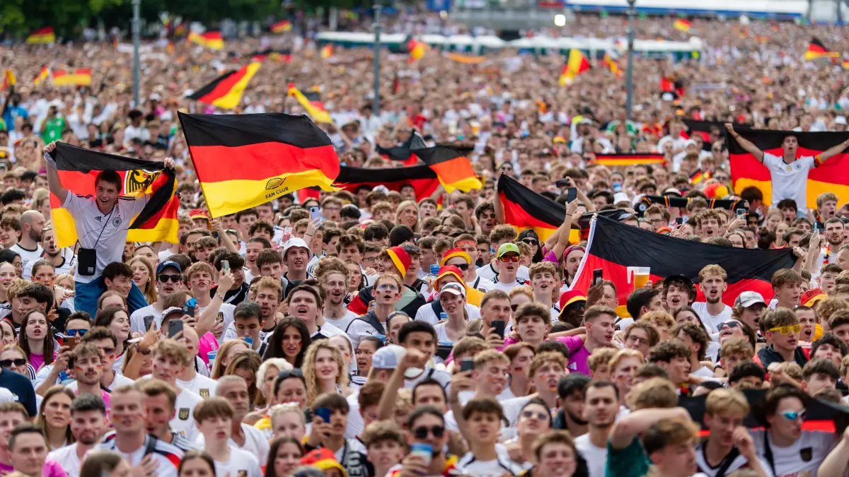 Euro 2024: Spanien - Deutschland - Public Viewing: 05.07.2024, Baden-Württemberg, Stuttgart: Fußball: EM, Spanien - Deutschland, Finalrunde, Viertelfinale in Stuttgart. Deutschland-Fans sehen sich das in der Fan-Zone auf dem Schlossplatz das Spiel an. (zu dpa: «Polizei: Positive Bilanz nach EM-Viertelfinale in Stuttgart») Foto: Christoph Schmidt/dpa +++ dpa-Bildfunk +++