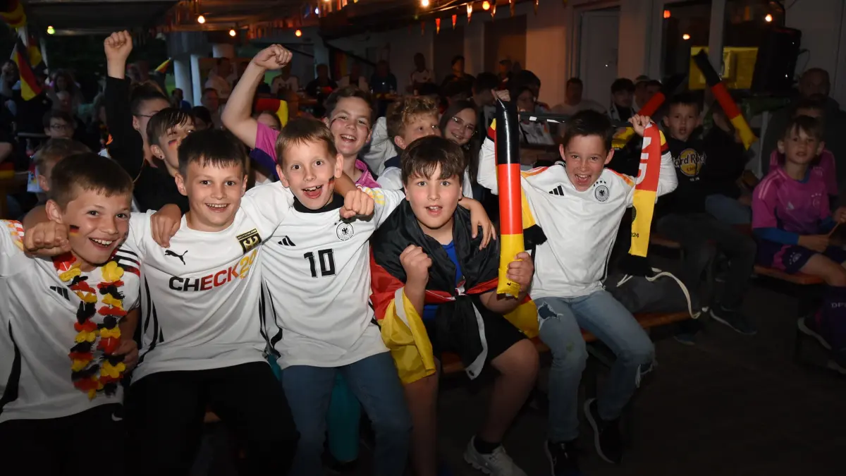 Gaildorf EM-Auftakt Eröffnungsspiel 2024: Jung und Alt freuen sich beim TSV Eutendorf über den 5:1-Sieg.