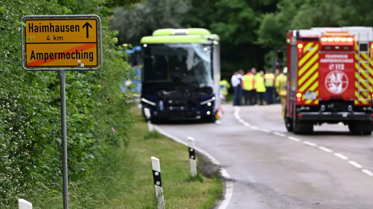 Zwei Busse stoßen in Oberbayern zusammen - mehrere Verletzte: 10.06.2026, Bayern, Hebertshausen: Ein Linienbus steht nach einem Zusammenstoß mit einem anderen Bus beschädigt auf der Straße. Zahlreiche Grundschüler sind in einem Reisebus auf einer Straße in Oberbayern unterwegs, als es plötzlich zur Kollision mit einem Linienbus kommt. Foto: Sven Hoppe/dpa +++ dpa-Bildfunk +++