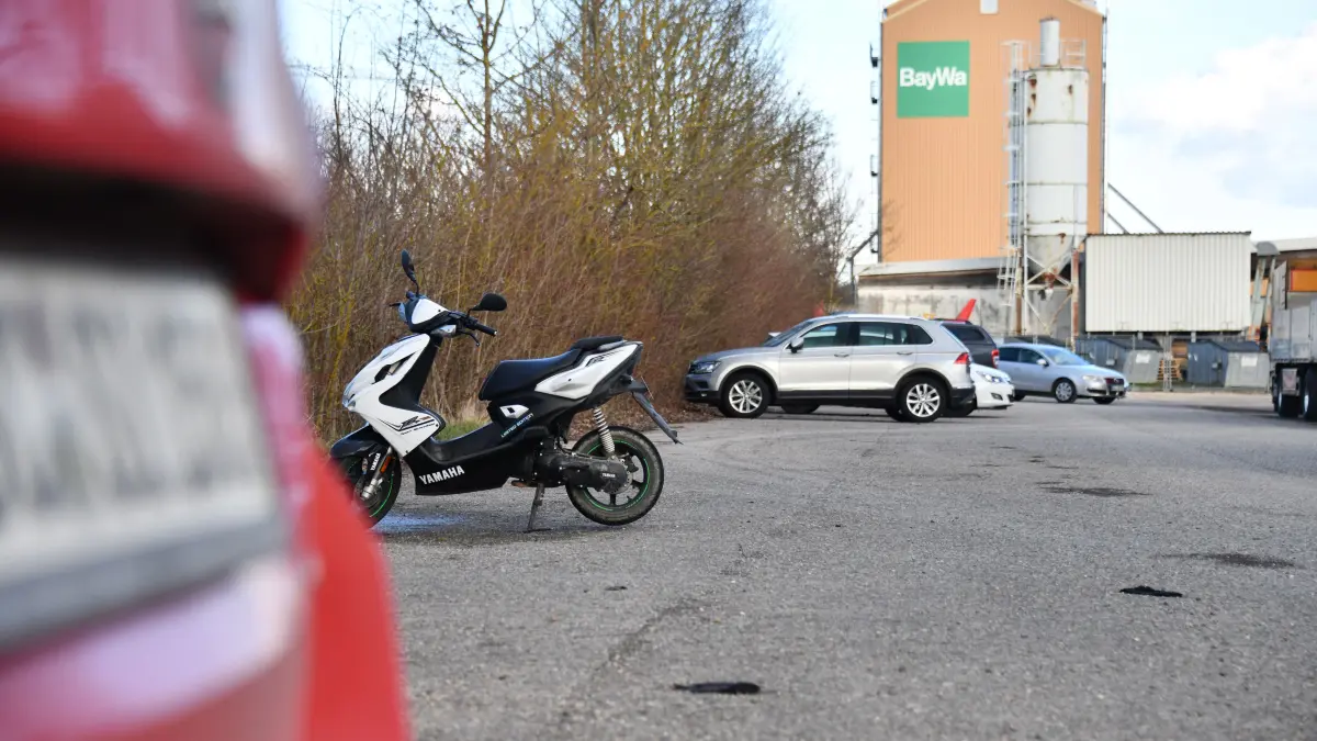 Einst kostenfrei, jetzt gebührenpflichtig: Am Munderkinger Bahnhof müssen Autofahrer seit 1. Juni fürs Parken bezahlen - per App.