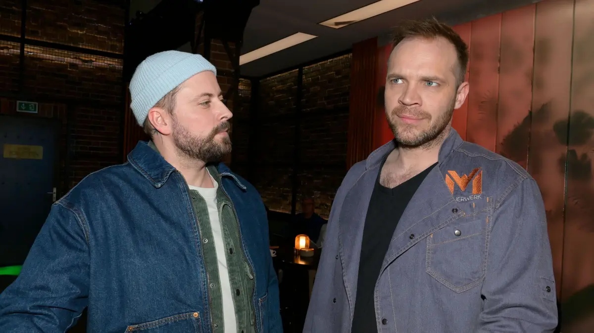 John (Felix von Jascheroff, l.) glaubt, dass Erik (Patrick Heinrich) noch Gefühle für Matilda hat.