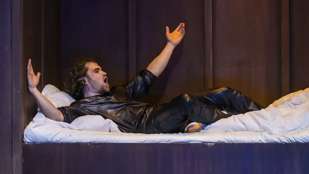 Joshua Spink. Großartig hat sich der Tenor: Belcanto-Klasse in "Roberto Devereux", und kraftvoll sang er auch den David in den "Meistersingern".