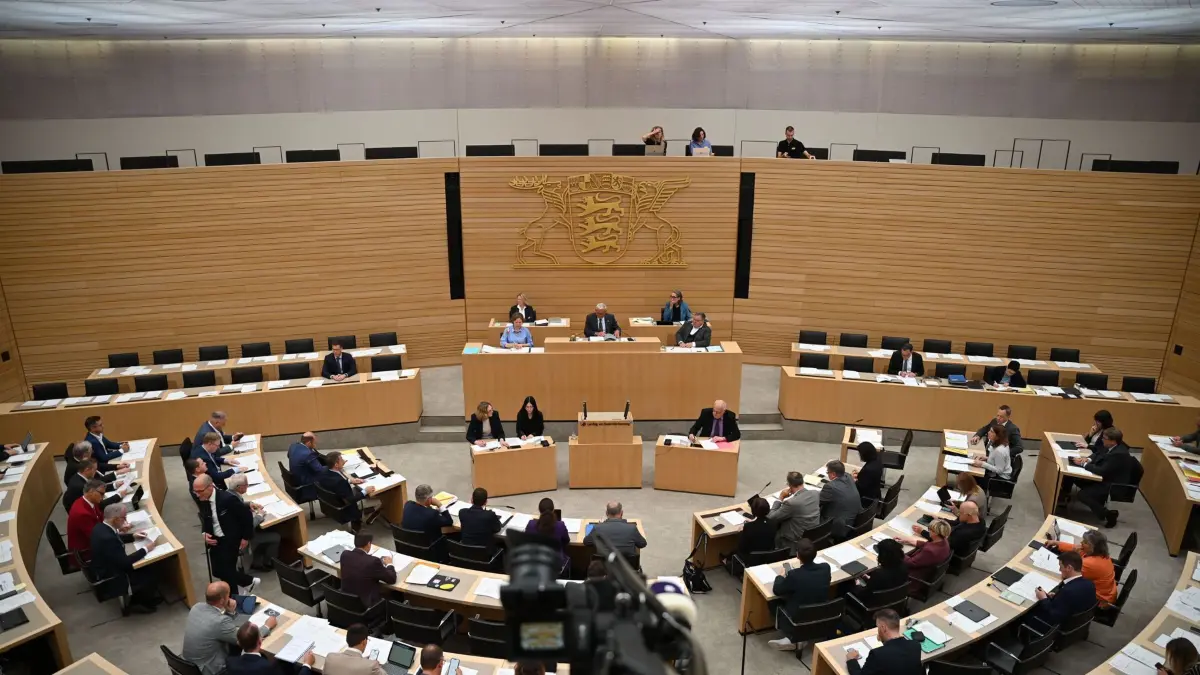 10.06.2026, Baden-Württemberg, Stuttgart: Landtagsabgeordnete folgen im Plenarsaal einer Sitzung des Landtags. In der Landtagssitzung geht es unter anderem um die Erhöhung der Diäten. Foto: Katharina Kausche/dpa +++ dpa-Bildfunk +++
