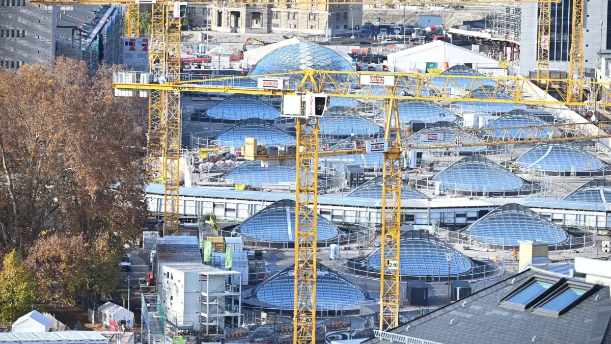 Baustelle Stuttgart 21: ARCHIV - 19.11.2025, Baden-Württemberg, Stuttgart: Die Baustelle des milliardenschweren Bahnprojekts Stuttgart 21, bei dem der Bahnhof unter die Erde verlegt werden soll. Die Fertigstellung des Bauprojekts Stuttgart 21 verzögert sich weiter. Wie die Deutsche Presse-Agentur aus Kreisen der Projektpartner und des Bahn-Aufsichtsrates erfuhr, soll der Tiefbahnhof nicht mehr wie geplant im Dezember 2026 eröffnen. (zu dpa: «Bericht: Stuttgart 21 könnte einige Milliarden teurer werden») Foto: Bernd Weißbrod/dpa +++ dpa-Bildfunk +++