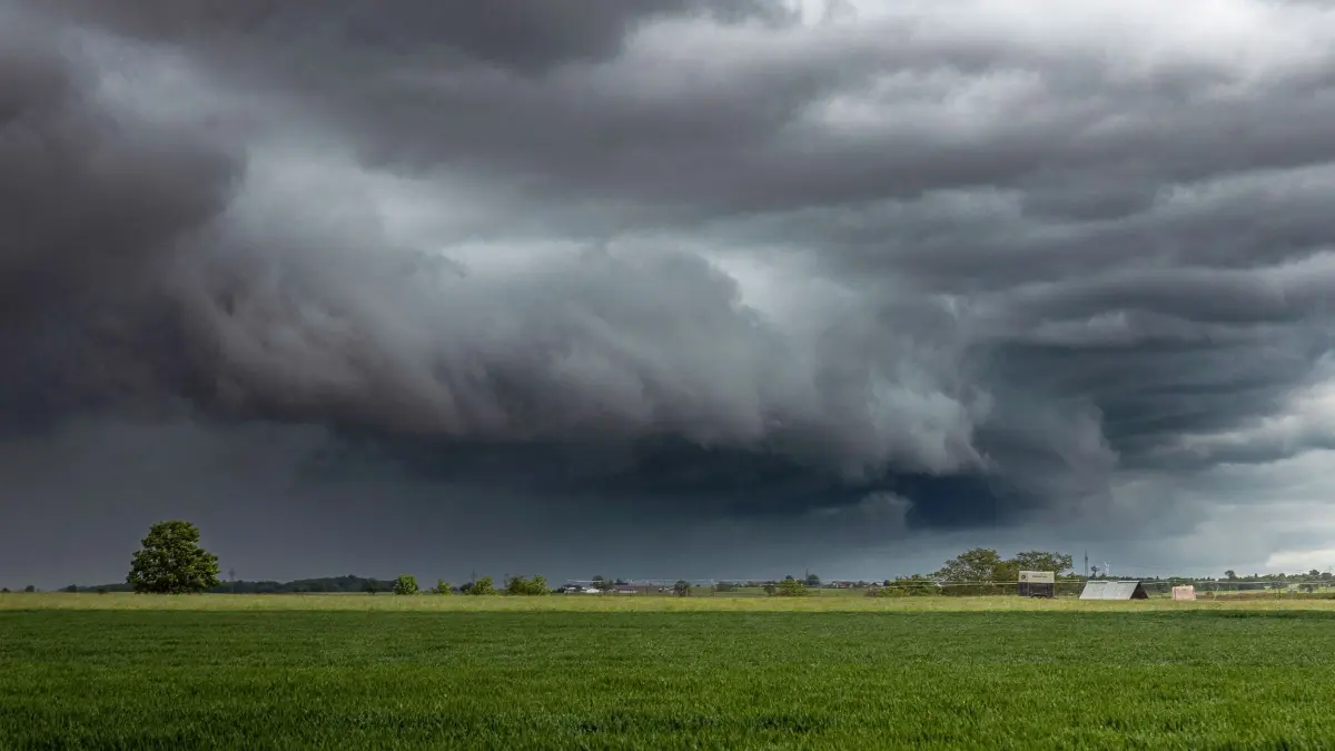 Wetter in Baden-Württemberg: ARCHIV - 11.05.2026, Baden-Württemberg, Eschach: Dunkle Regenwolken sind über dem Ostalbkreis bei Schwäbisch Gmünd zu sehen. (zu dpa: «Statt Sonne: Gewitter und Schauer bestimmen das Wetter») Foto: Alexander Wolf/onw-images/dpa +++ dpa-Bildfunk +++