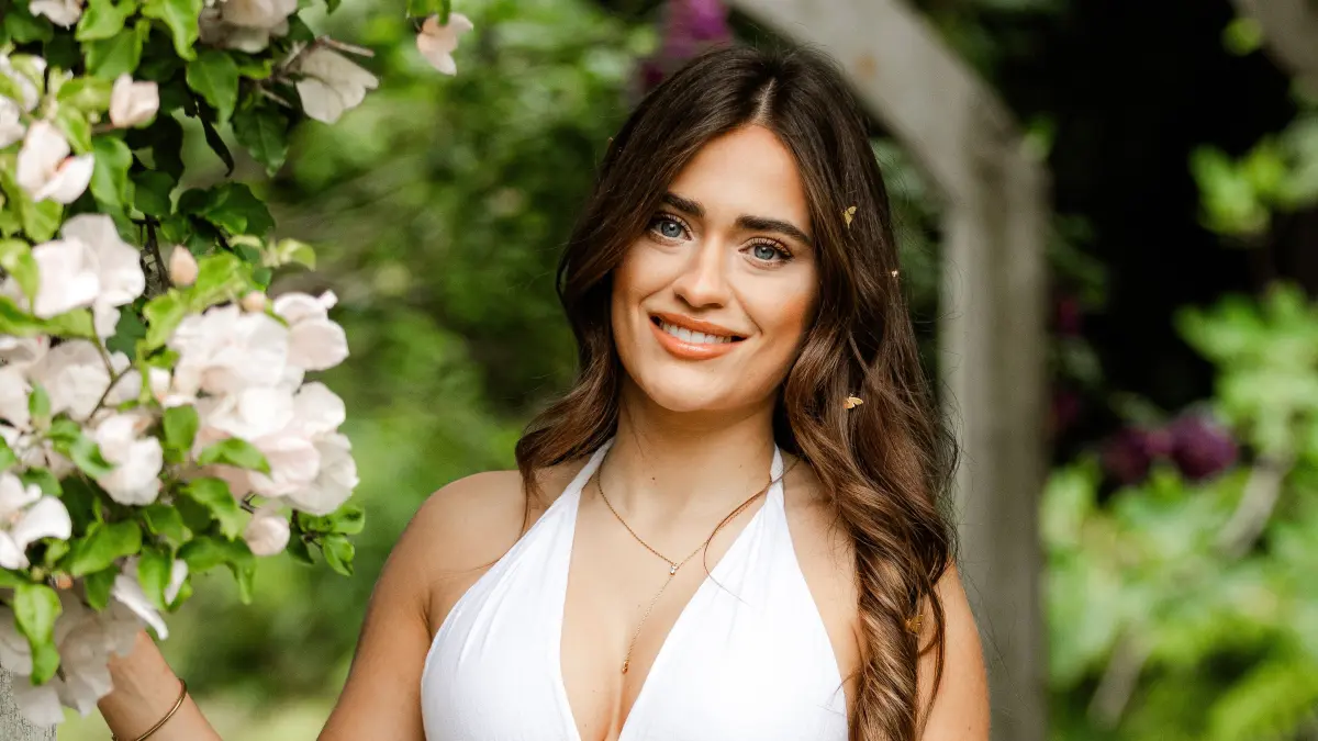 Vivien möchte die letzte Rose eines „Bachelors“ annehmen.