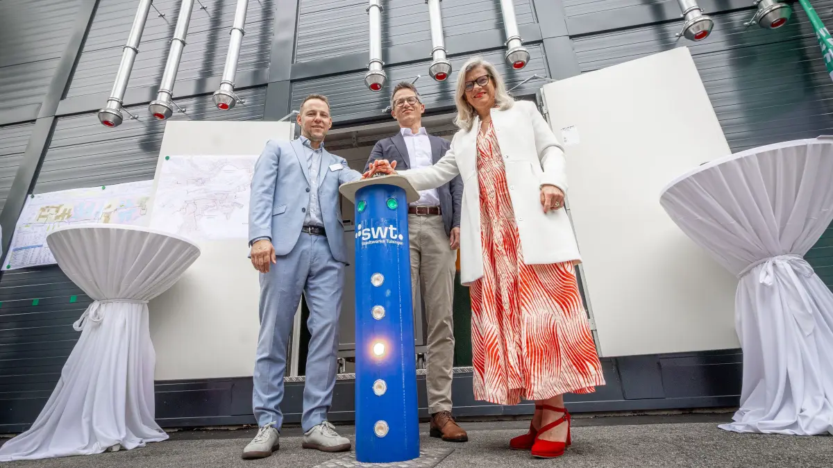 Hanno Brühl, Hendrick Bednarz und Gundula Schäfer-Vogel mit dem neuen Stadtwerke Heizkraftwerk am Schulzentrum Feuerhägle. Foto: Eike Freese