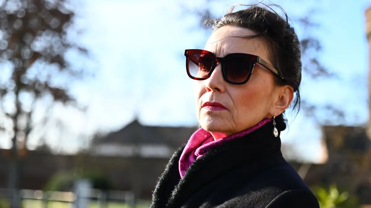 Simone (Tatjana Clasing) hat eine Zeit auf Kreta verbracht. Jetzt ist sie zurück in Essen.