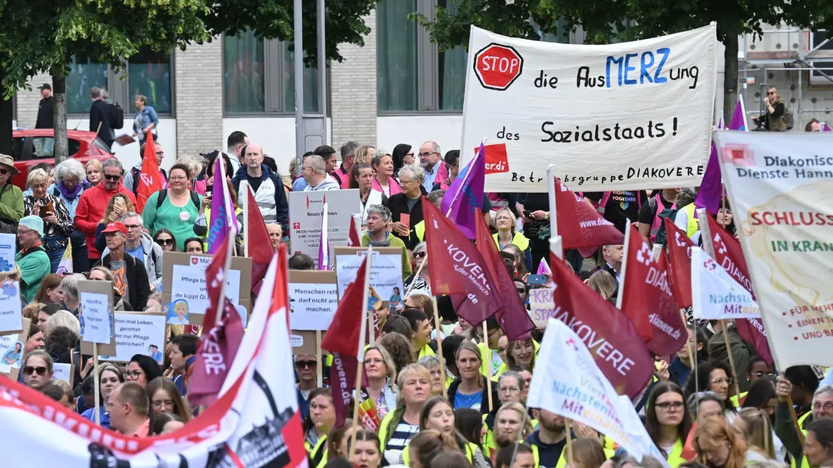 Gesundheitsministerkonferenz - Proteste: 10.06.2026, Niedersachsen, Hannover: Demonstranten stehen bei einer zentralen Kundgebung der Dienstleistungsgewerkschaft Verdi gegen die Krankenkassenreform zum Auftakt der Gesundheitsministerkonferenz. Foto: Julian Stratenschulte/dpa +++ dpa-Bildfunk +++