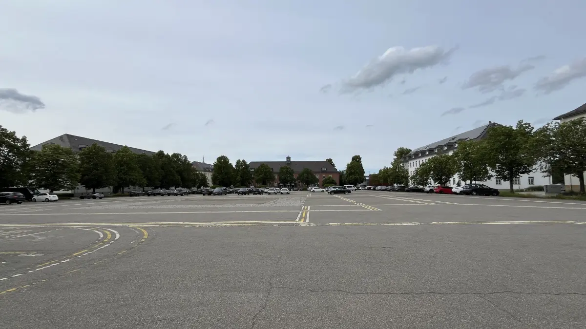 Auf dem Garnisonsplatz plant die Baugesellschaft ein großes Wohnprojekt. Bisher ist es nur ein leerer Platz.