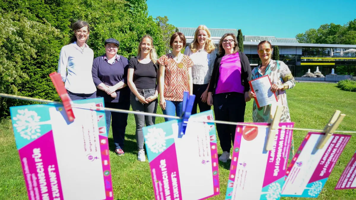 Nicole Platzdasch, Manuela Wannenmacher, zwei Mitarbeiterinnen von Feuervogel und vom Frauenhaus Zollernalbkreis, Sibylle Fleischmann, Bjanka Bossert und Nina Lorch-Beck (von links). Im Vordergrund einige der Forderungen, die Frauen im Zollernalbkreis umtreiben.