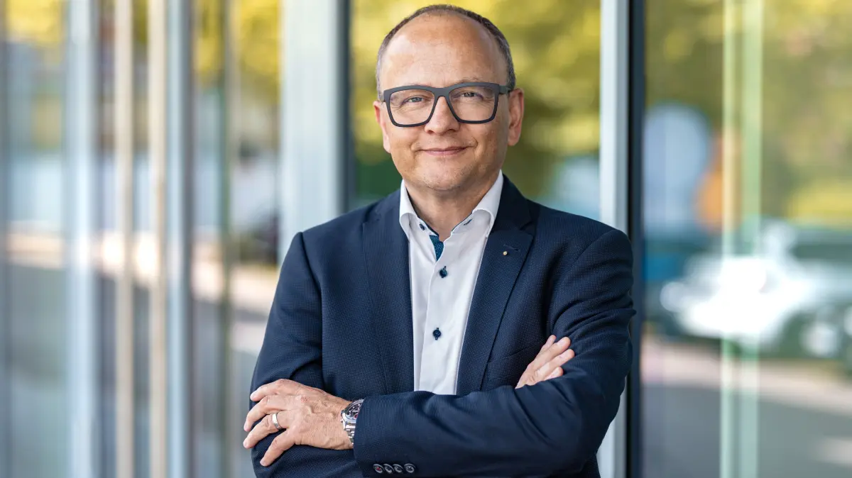 Vollert, Hans-Jörg Vollert. Oder doch besser Hans-Joerg?