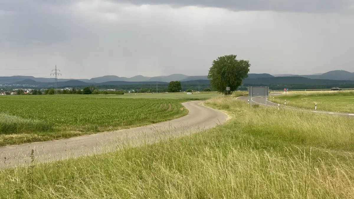 Der Feldweg neben der B28, auf dem es zu der Auseinandersetzung zwischen dem Radfahrer und den Landwirten gekommen sein soll, wird von vielen Radfahrern genutzt.