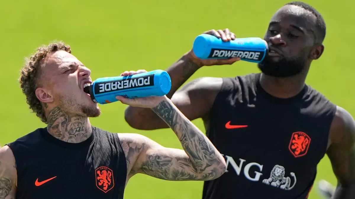 WM 2026 - Niederlande: 10.06.2026, USA, Riverside: Fußball, WM 2026, Niederlande, Training, Noa Lang (l) und Brian Brobbey (r) aus den Niederlanden machen eine Trinkpause während des Trainings für die Fußballweltmeisterschaft. Foto: Charlie Riedel/AP/dpa +++ dpa-Bildfunk +++