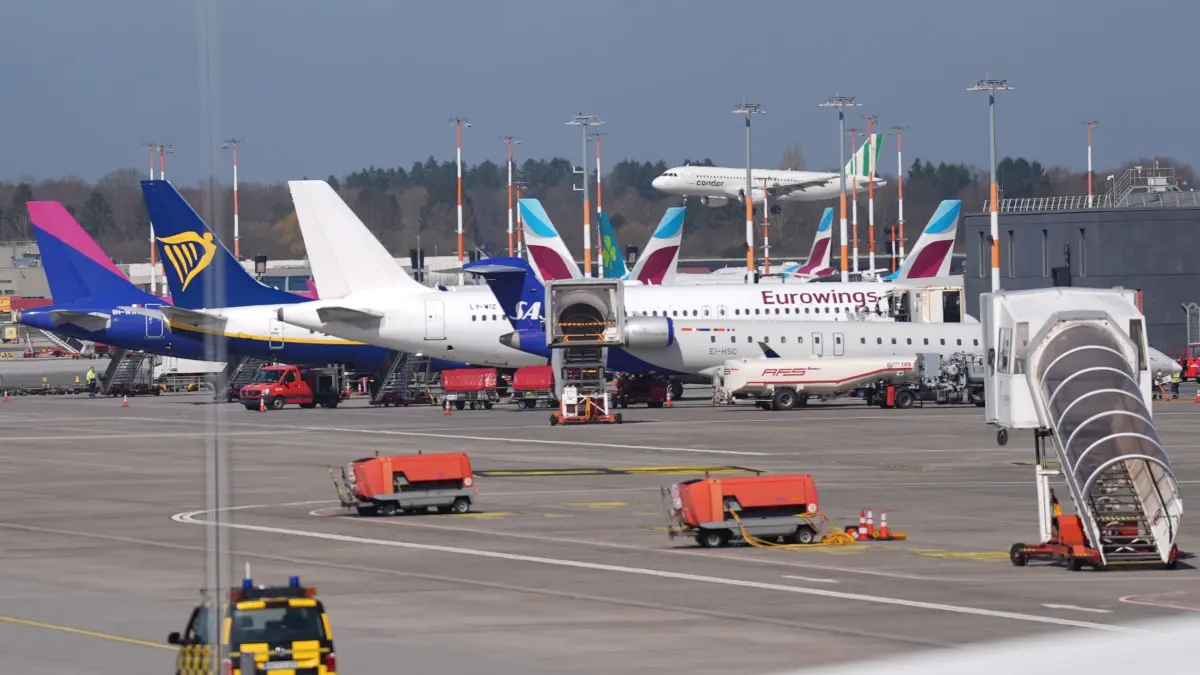 Flughafen Hamburg: ARCHIV - 01.04.2026, Hamburg: Flugzeuge verschiedener Fluggesellschaft stehen auf dem Flughafen Hamburg. Im Hintergrund landet eine Maschine von Condor. (zu dpa: «Direktflüge ab Hamburg nach Klagenfurt im Winter») Foto: Marcus Brandt/dpa +++ dpa-Bildfunk +++
