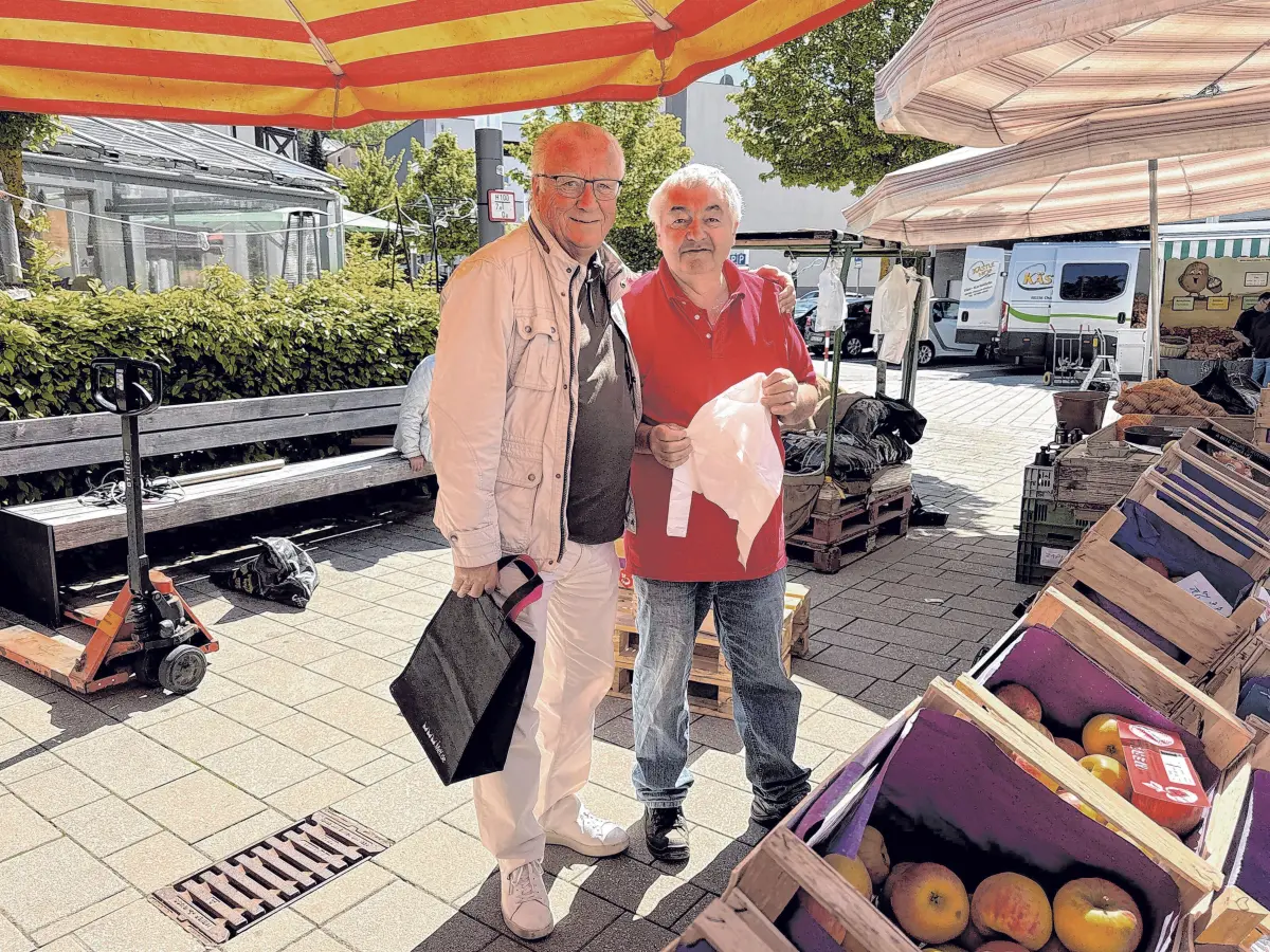 Friedrich Pommerencke, der Gründer des Tailfinger Wochenmarktes (links), und Alfred Merz, der zu den ersten Marktbeschickern gehörte. ⇥Foto: Vera Bender