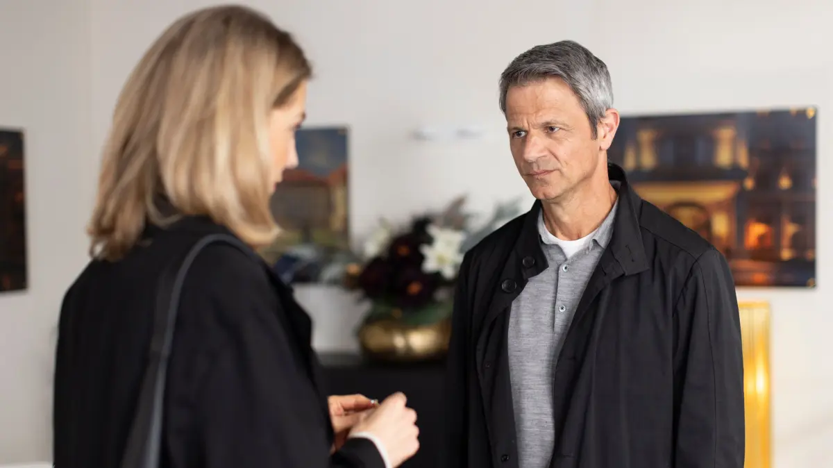 Benedikt (Jens Hajek) entschuldigt sich ehrlich bei Stella (Bettine Langehein) für das Leid, das er verursacht hat.