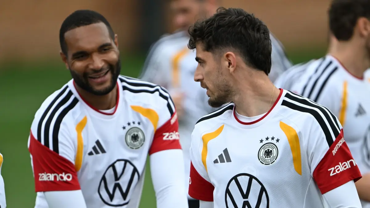 WM 2026 - Deutschland Training: 10.06.2026, USA, Winston-Salem: Fußball: Nationalmannschaft, Deutschland, Training, vor dem ersten WM-Spiel gegen Curaçao. Jonathan Tah (l) und Kai Havertz während der Trainingseinheit. Foto: Federico Gambarini/dpa +++ dpa-Bildfunk +++