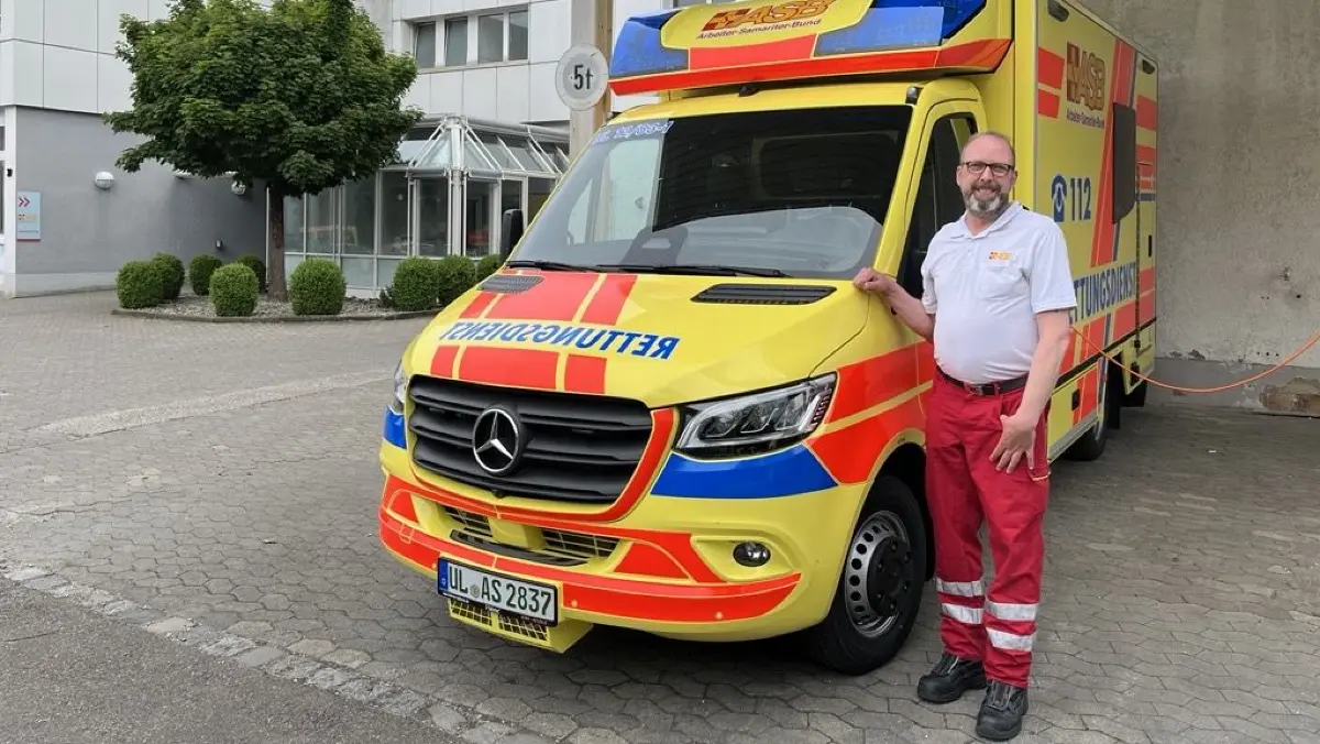 Notfallsanitäter Roland Preßl vor dem Gebäude des ASB in der Weststadt