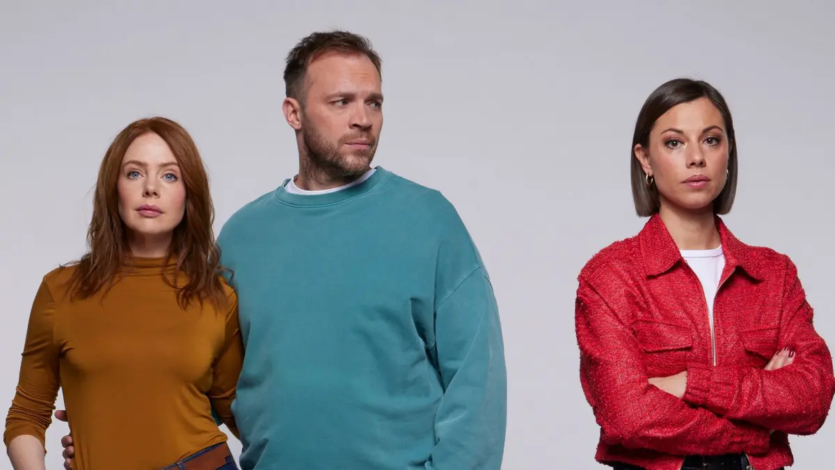 Erik (Patrick Heinrich) hat jeweils Toni (Olivia Marei, l.) und Matilda (Anna-Katharina Fecher) das Herz gebrochen.