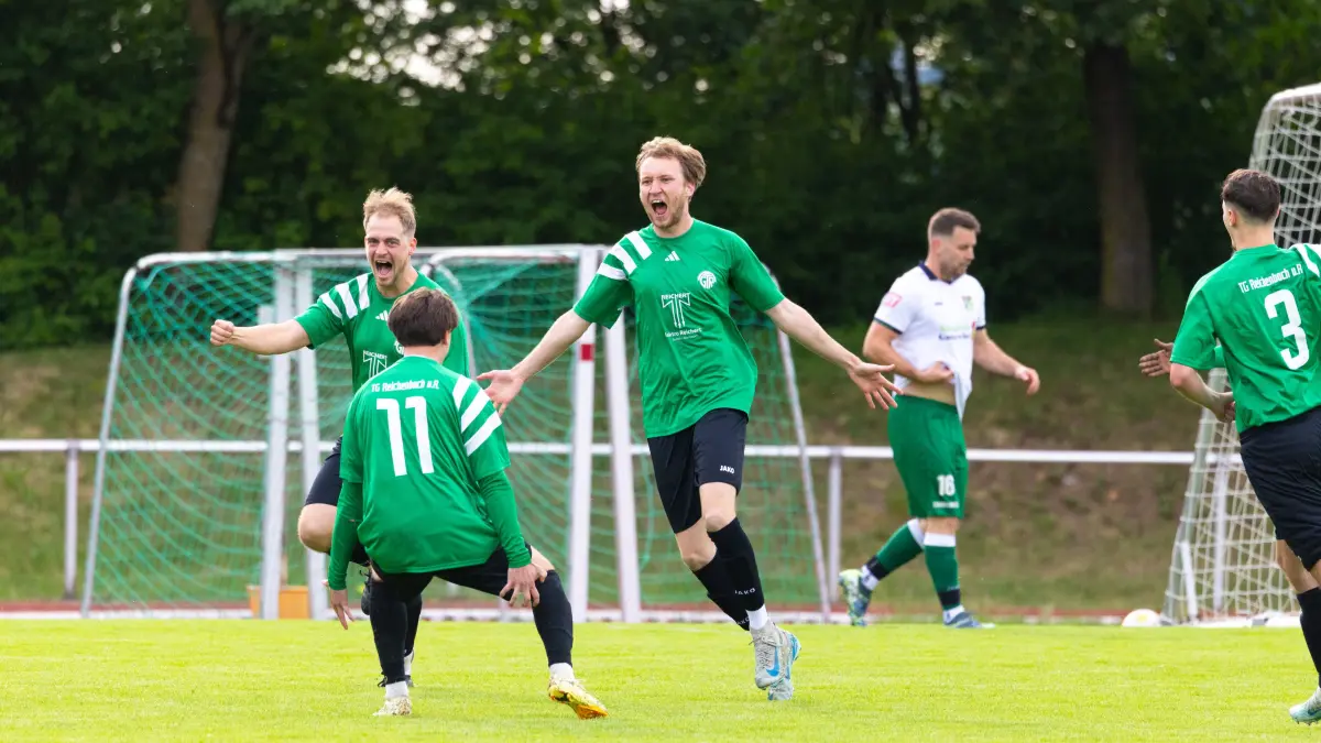 TG Reichenbach (grün) vs. SPFR Jebenhausen (weiß), Fußball, Entscheidungsspiel 1 in A3 - Bezirk Neckar/Fils, Saison 2025/2026, Rasenplatz Haldenbergstadion, Panoramastraße, 73066 Uhingen, 10.06.2026 - 18:30 Uhr: Jonas Marius Ebner (TG Reichenbach #07) Torjubel jum 1:0
TG Reichenbach (grün) vs. SPFR Jebenhausen (weiß), Fußball, Entscheidungsspiel 1 in A3 - Bezirk Neckar/Fils, Saison 2025/2026, Rasenplatz Haldenbergstadion, Panoramastraße, 73066 Uhingen, 10.06.2026 - 18:30 Uhr,
Foto: PhotoPeet / Sport- & Eventfotografie / Peter Harich