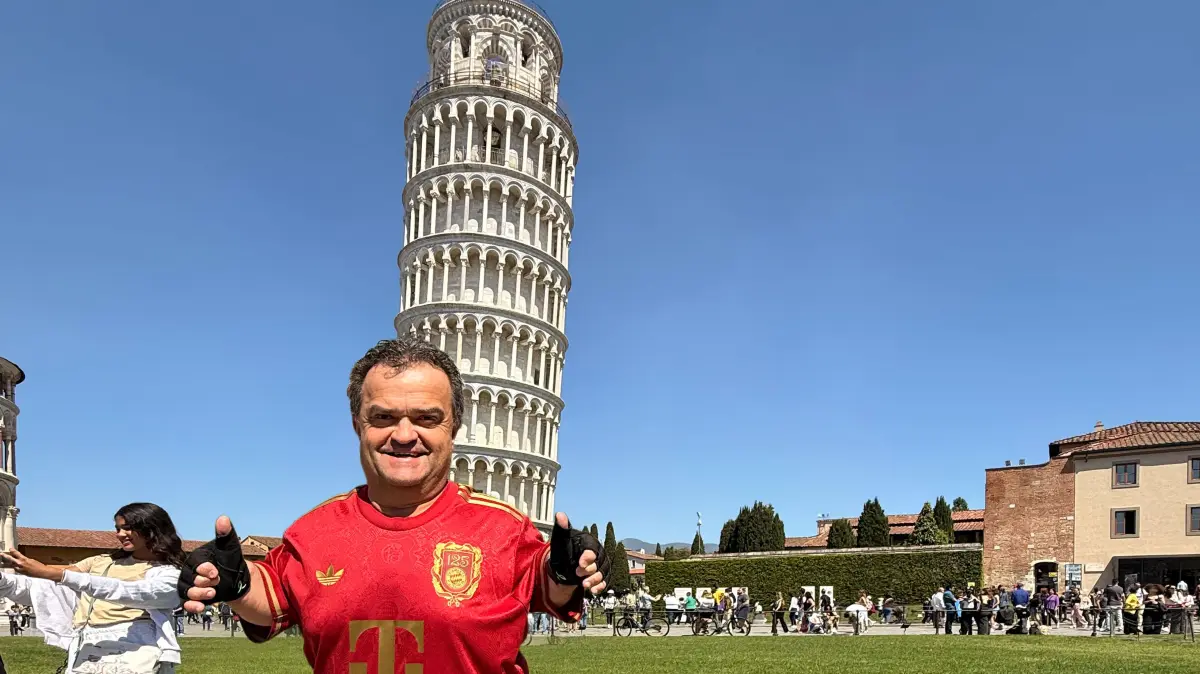 Bayern-Fanclubchef Martin Hankiewicz vor dem Schiefen Turm von Pisa. Er hofft, dass die Fußball-WM 2026 für die deutsche Mannschaft nicht genauso schief geht wie die letzten beiden Weltmeisterschaften.