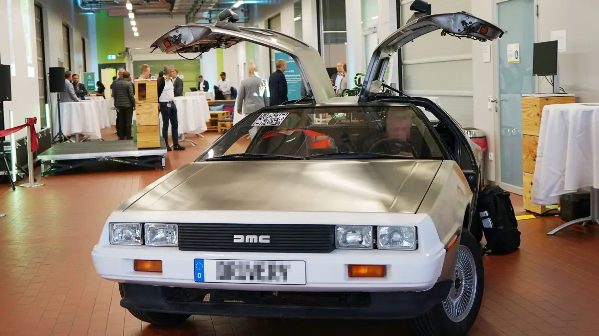 Er ist es wirklich: Besucher staunten nicht schlecht, als die Digital Auto Garage bei ihrer Eröffnung den DeLorean aus „Zurück in die Zukunft" als Showcase präsentierten,