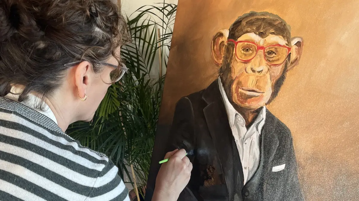Hanna Bastian mal Charly Firmenmaskottchen von Trigema