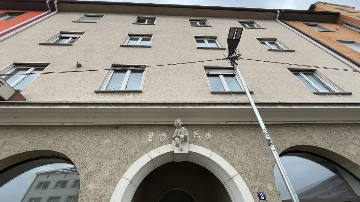 Das Haus mit der Putte in Neu-Ulm steht zum Verkauf.