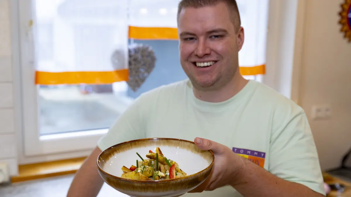 GZ-Rezept mit Dennis Straubmüller - Spargelsalat mit Schnittlauch-Vinaigrette und Croutons