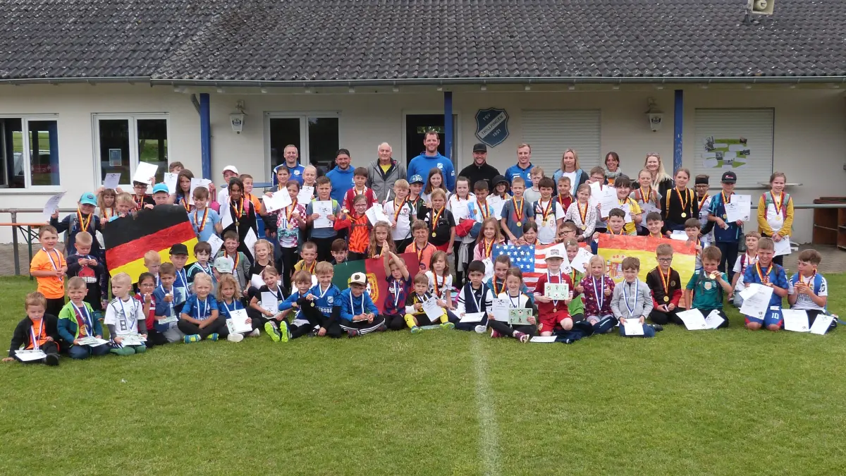 Was für ein Gewusel: rund 100 Kinder aus Grundschule und Kindergarten beteiligten sich am Sepp-Herberger-Tag des TSV Trilfingen.