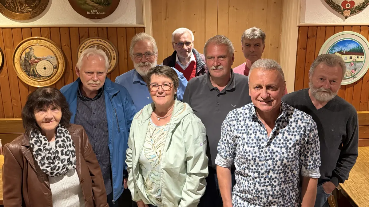 Diese Eigentümer sind im Schützenhaus Bisingen zusammengekommen. Sie und weitere Mitstreiter möchten sich bei der Bürgerfragestunde des Gemeinderats zu Wort melden.
