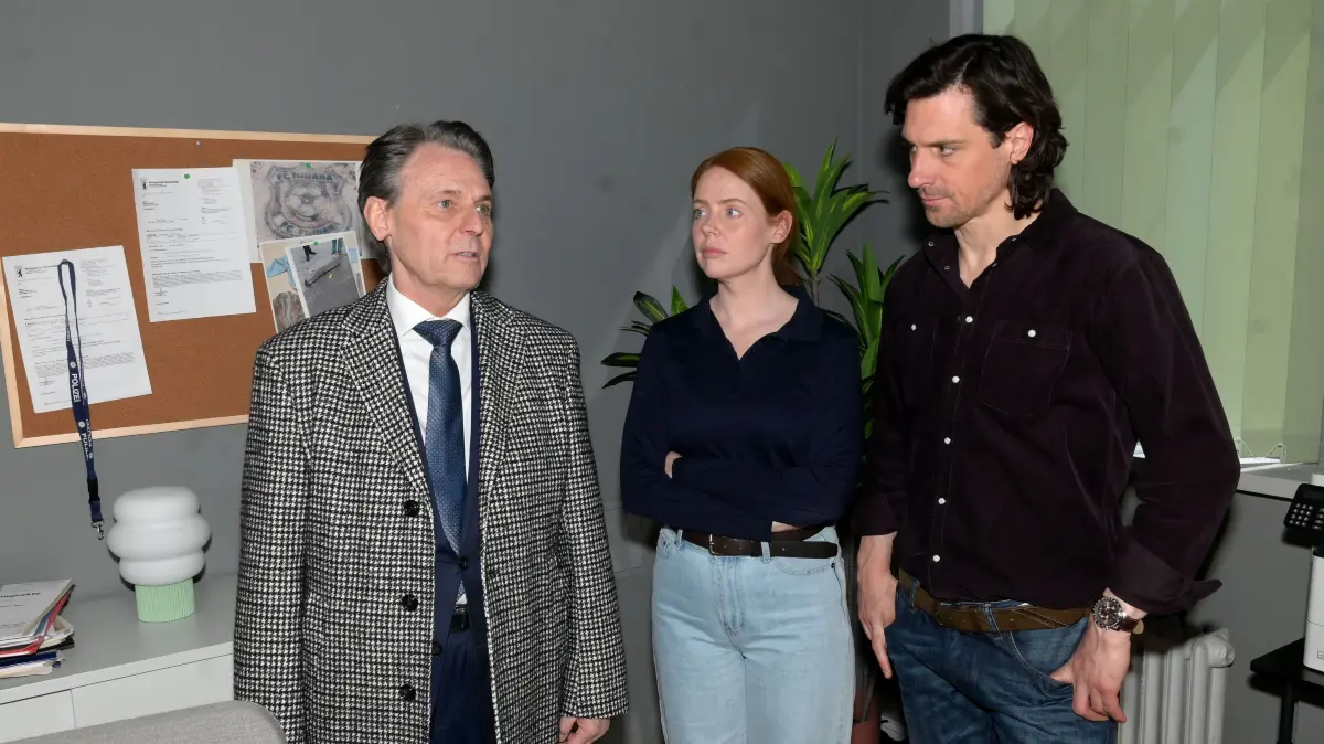 Jo Gerner (Wolfgang Bahro, l.) präsentiert Toni (Olivia Marei) und Holger Schmitt (Timo Hastenpflug) eine neue Tatverdächtige.