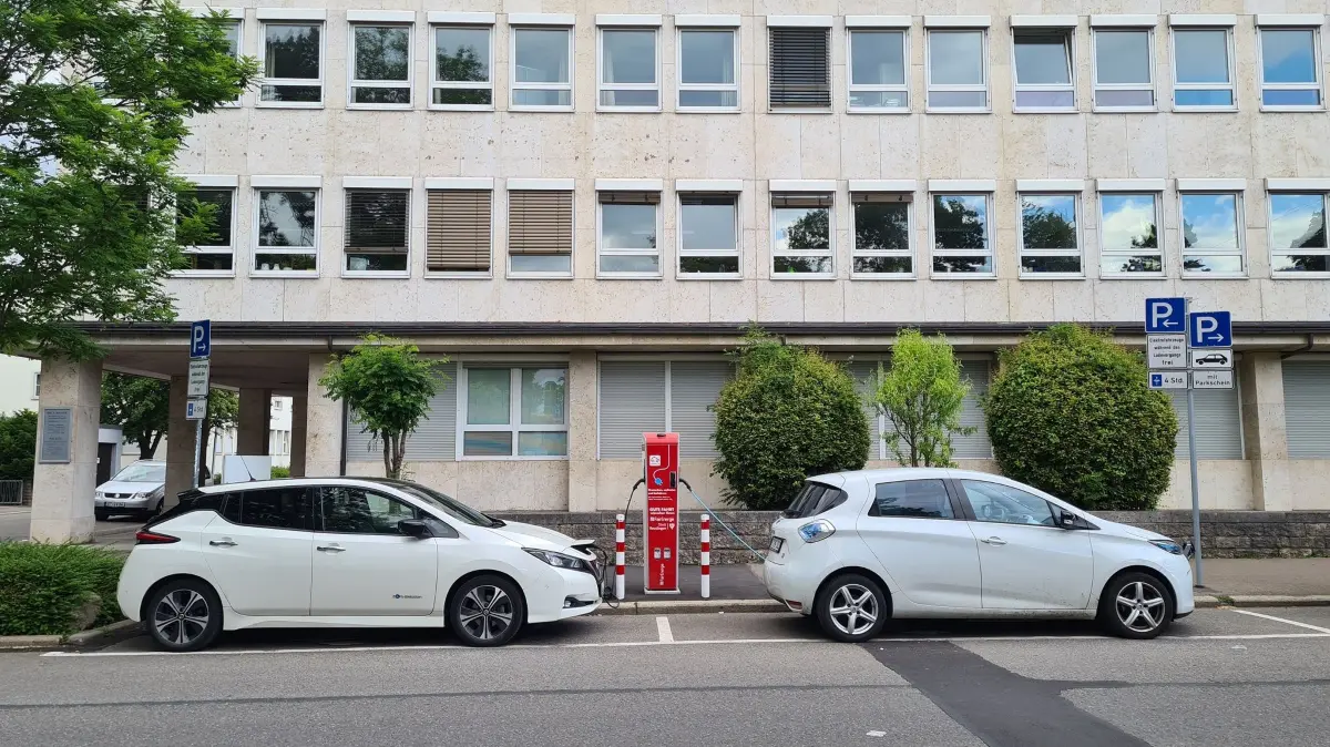Ladestation für E-Autos vor dem Reutlinger Kreismedienzentrum in der Kaiserstraße.