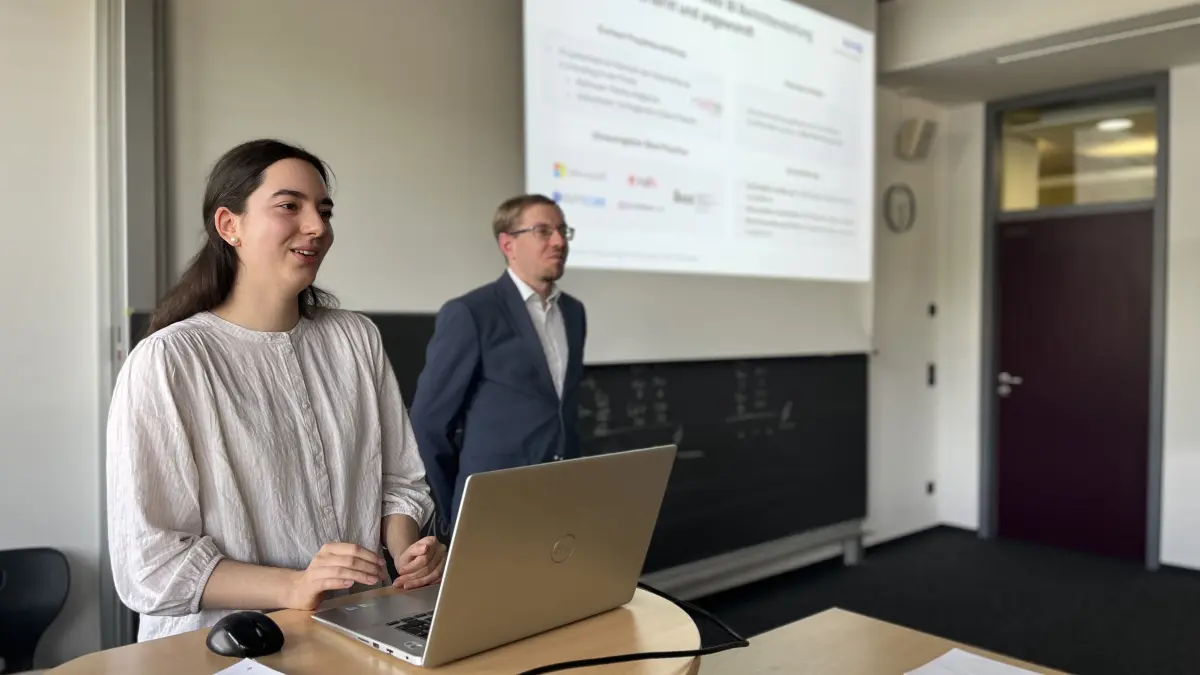 Hanna Löbig und Markus Sickler, Studenten Masterstudiengang Business Analytics, Controlling and Consulting am Campus Hall, erstes Data Analytics Forum