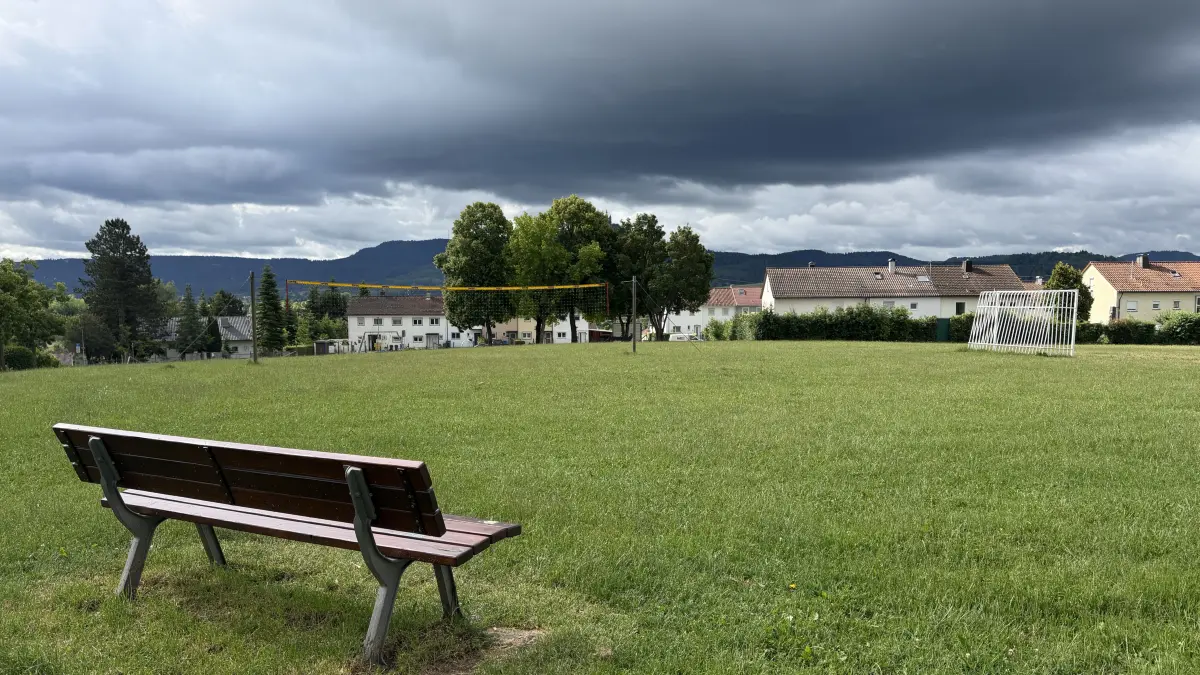 Dunkle Wolken über dem Schlossberg: Auf der Wiesenfläche zwischen Albert-Einstein-Straße und Schlossackerstraße will die Unternehmensgruppe Fürst von Hohenzollern die Pläne zum Bau eines Mehrfamilienhauses wieder aufnehmen.
