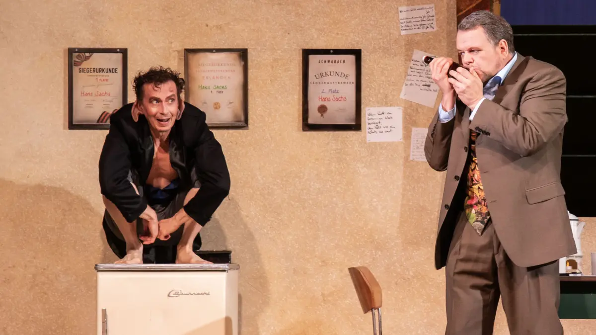 In den "Meistersingern von Nürnberg" am Theater Ulm spielt Gaetan Chailly einen Kobold, der die Spielfäden zieht.
