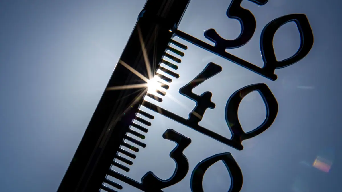 Hitzefolgen in Berlin und Brandenburg: ARCHIV - 14.08.2025, Mecklenburg-Vorpommern, Schwerin: Vor einem wolkenlosen blauen Himmel zeigt ein Außenthermometer in einem Garten bereits am Vormittag über 30 Grad Lufttemperatur an. (zu dpa: «Statistik: Weniger Hitzetote in Berlin und Brandenburg») Foto: Jens Büttner/dpa +++ dpa-Bildfunk +++