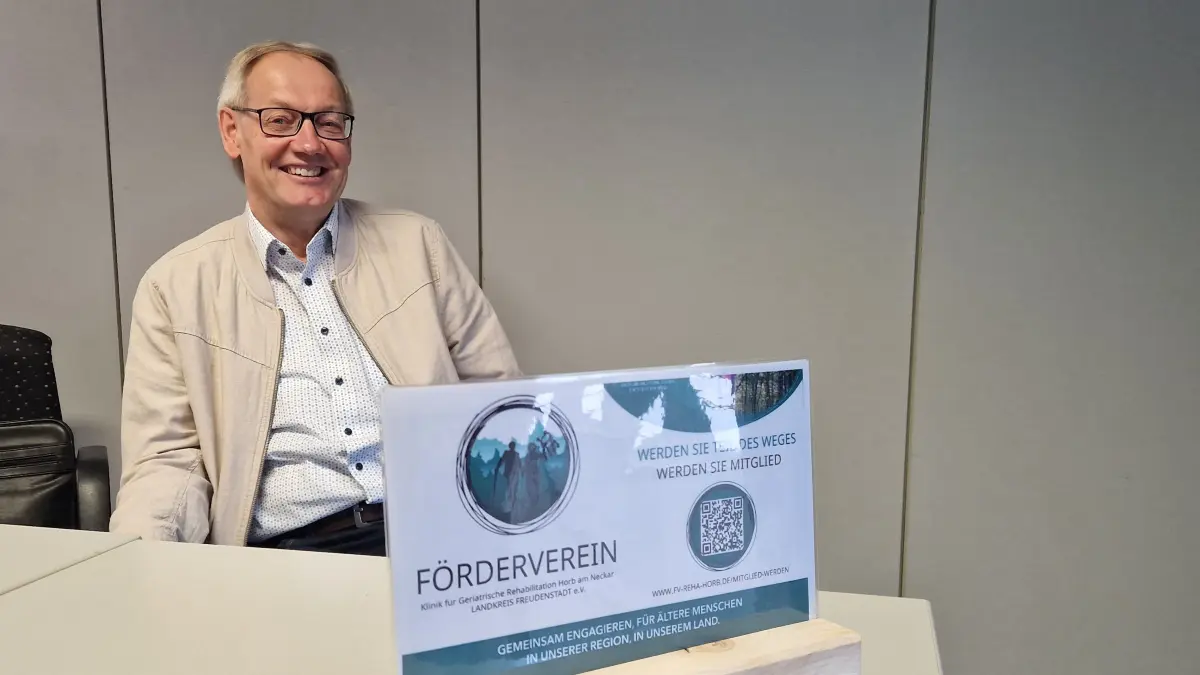 Setzt auf das Erreichen des großen Vereinsziels: Konrad Faßnacht wirbt mit dem neuen Werbeschild des Fördervereins um Unterstützer für die Geriatrische Reha in Horb. Ziel sind 1000 Mitglieder.