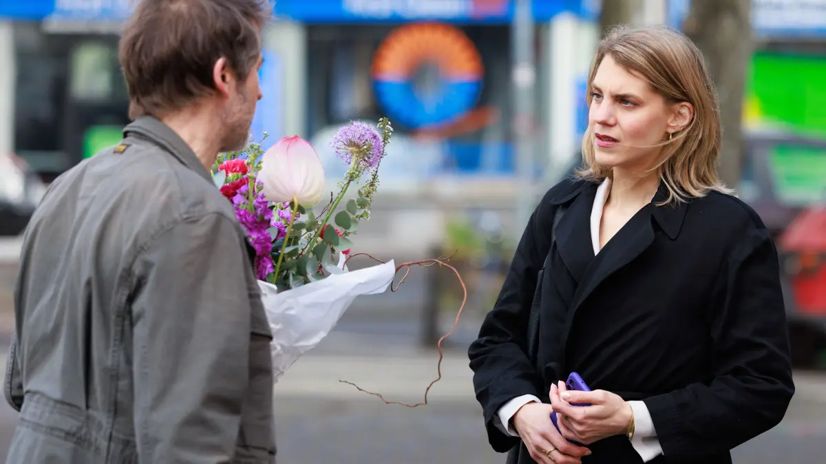 Stella (Bettine Langehein) muss dem euphorischen Jori (Guido Broscheit) schonend beibringen, seinen Heiratsantrag besser zu canceln.