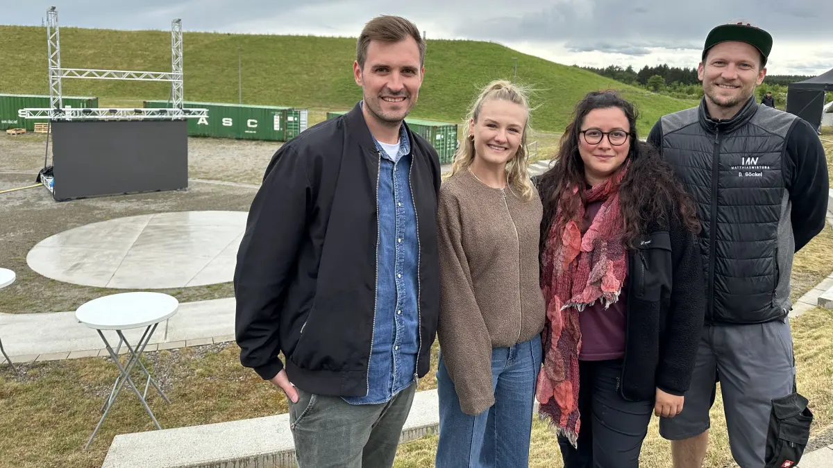 Gemeinsam stellen sie in Dormettingen eine WM-Public-Viewing-Arena auf die Beine: Matthias Wißtuba (Geschäftsführer), Leonie Stemmer (Marketing) und Anna-Lena Kille mit David Göckel (Projektleitung) (v.l.).
