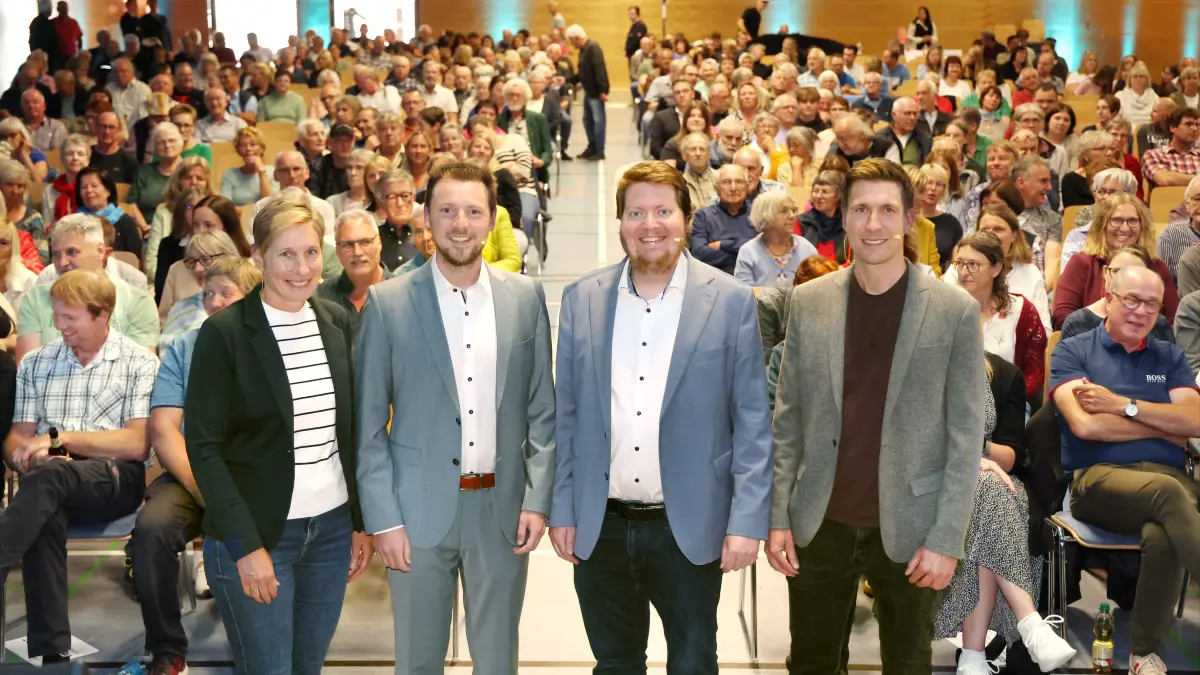 Vor dem Forum zur Stichwahl in der Stadthalle Gerabronn (von links): Moderatorin Christine Hofmann, Kevin Leiser, Jonas Mauch und Moderator Sebastian Unbehauen.