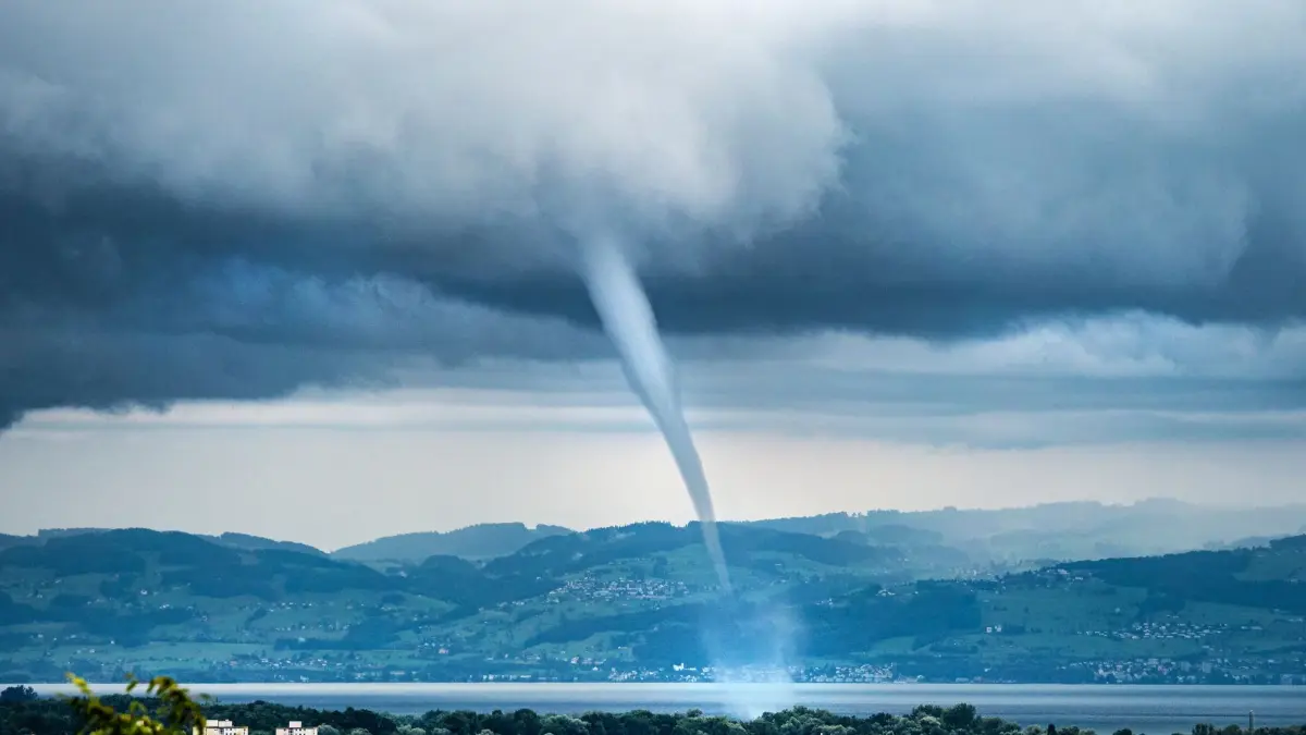 Wasserhose über dem Bodensee: ARCHIV - 01.08.2021, Baden-Württemberg, Friedrichshafen: Eine Wasserhose fegt vor Friedrichshafen über den Bodensee. Solche Wasserhosen bilden sich über deutschen Seen zwar immer wieder, durch den Klimawandel könnten sie aber stärker werden. (zu dpa: «Seltene Wasserhose fegt über den Bodensee») Foto: Dr. Christoph Sommergruber/dpa +++ dpa-Bildfunk +++