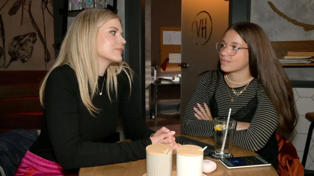 Alicia (Josefin Bressel, l.) sucht das Gespräch mit Kate (Zoé Baillieu).