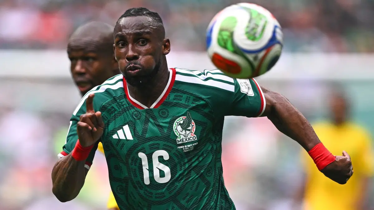 WM 2026 - Mexiko - Südafrika: 11.06.2026, Mexiko, Mexiko-Stadt: Fußball, Männer, WM, Eröffnungsspiel, Mexiko - Südafrika, Vorrunde, Gruppe A, Spieltag 1, Mexiko-Stadt-Stadion, Julián Quinones (Mexiko) schaut auf den Ball. ACHTUNG: Gemäß den Auflagen der FIFA dürfen die Bilder ausschließlich zur redaktionellen Verwendung genutzt werden. Eine kommerzielle Nutzung ist ausgeschlossen. Zudem dürfen keine videoähnlichen Sequenzen erstellt werden, und es dürfen keine Veränderungen weder im Vordergrund noch im Hintergrund am Bild vorgenommen werden. Foto: Tom Weller/dpa +++ dpa-Bildfunk +++