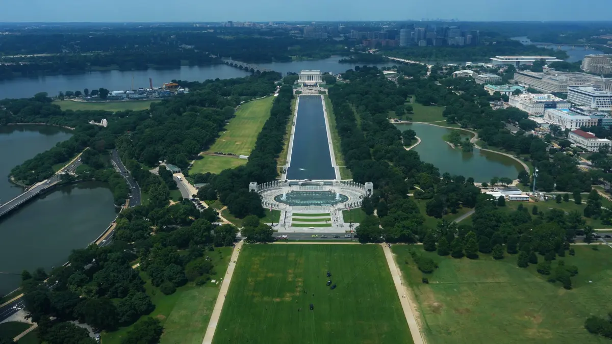Lincoln Memorial in Washington: 11.06.2026, USA, Washington: Markierungen sind auf dem Gras in der Nähe des Lincoln Memorials zu sehen. Foto: Julia Demaree Nikhinson/AP/dpa +++ dpa-Bildfunk +++